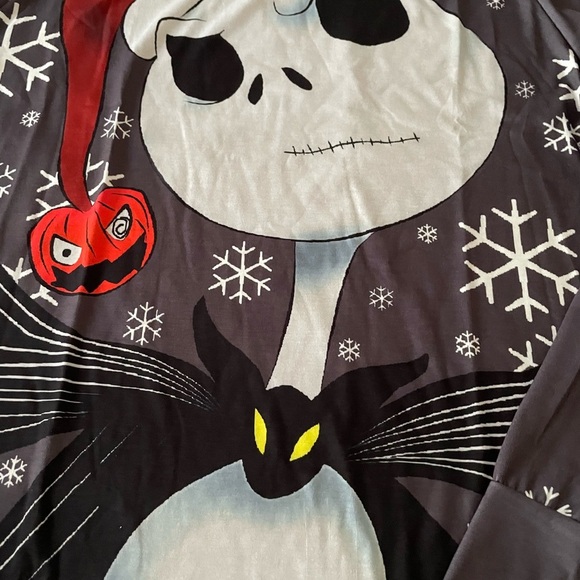 🐾 NWT Christmas long sleeve shirt size XL featuring Jack Skellington Santa hat - Picture 2 of 6